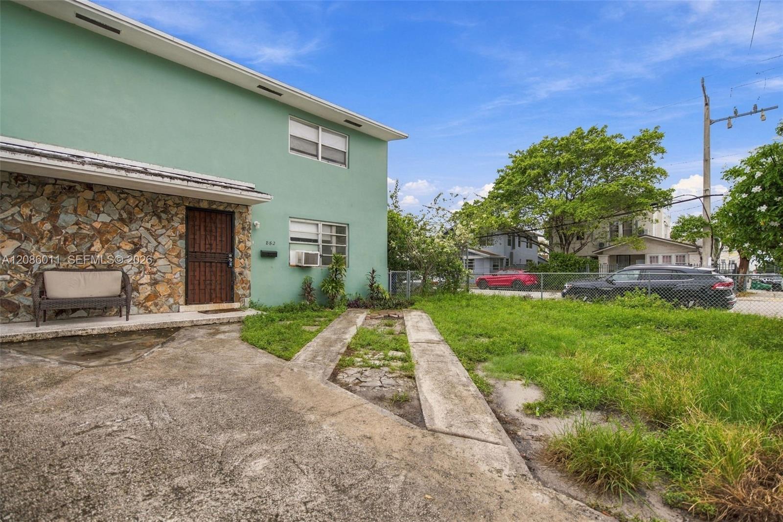 882 NW 2nd St, Miami FL 33128