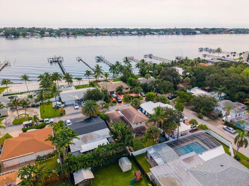 919 S Lakeside Pl, Lantana FL 33462