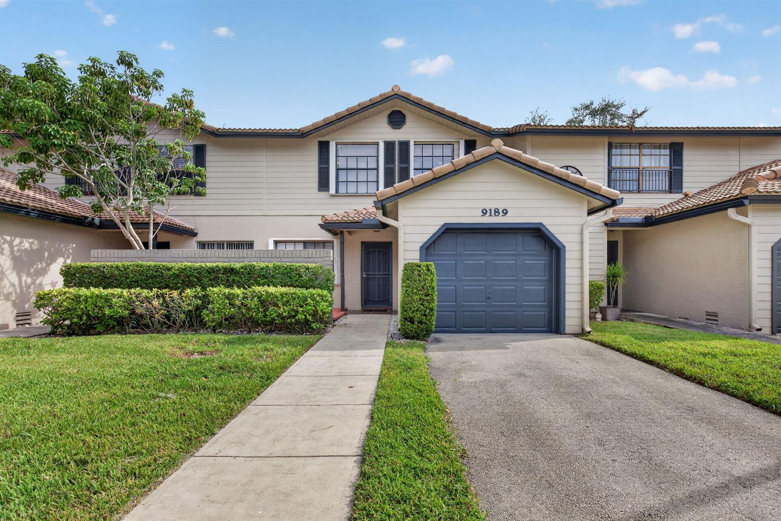 9189 VINEYARD LAKE Drive, Plantation FL 33324