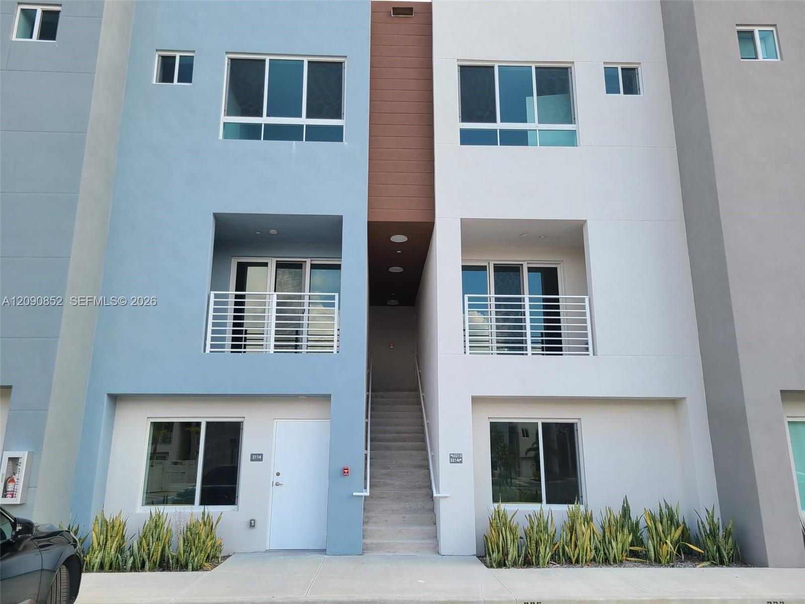 2555 NE 193 St # 2114, Miami FL 33180
