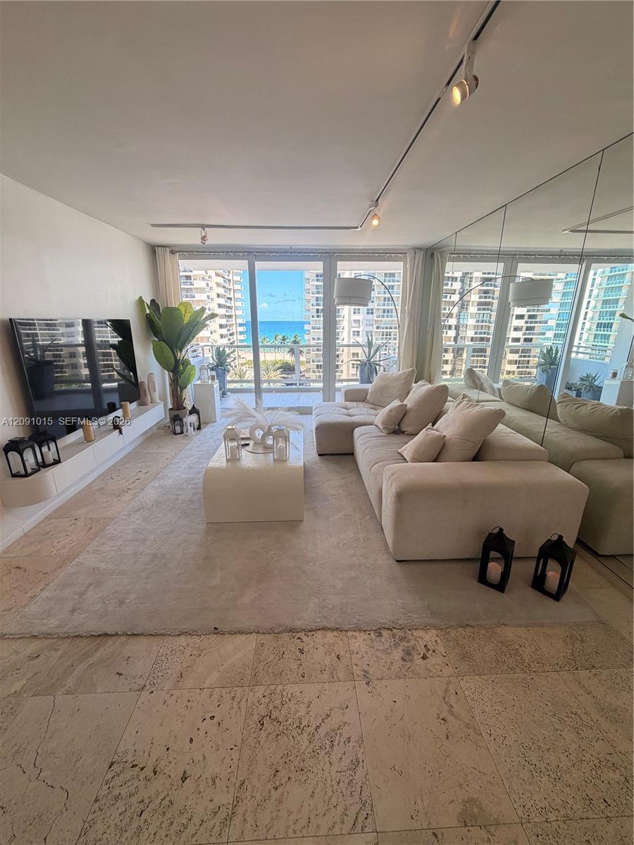 5700 Collins Ave # 9B, Miami Beach FL 33140