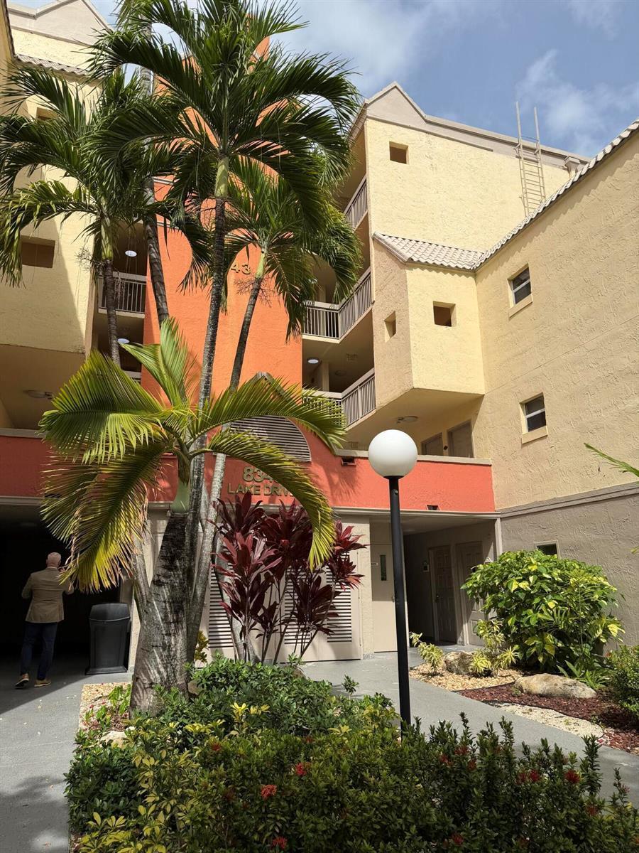 8343 LAKE Drive # 207, Doral FL 33166