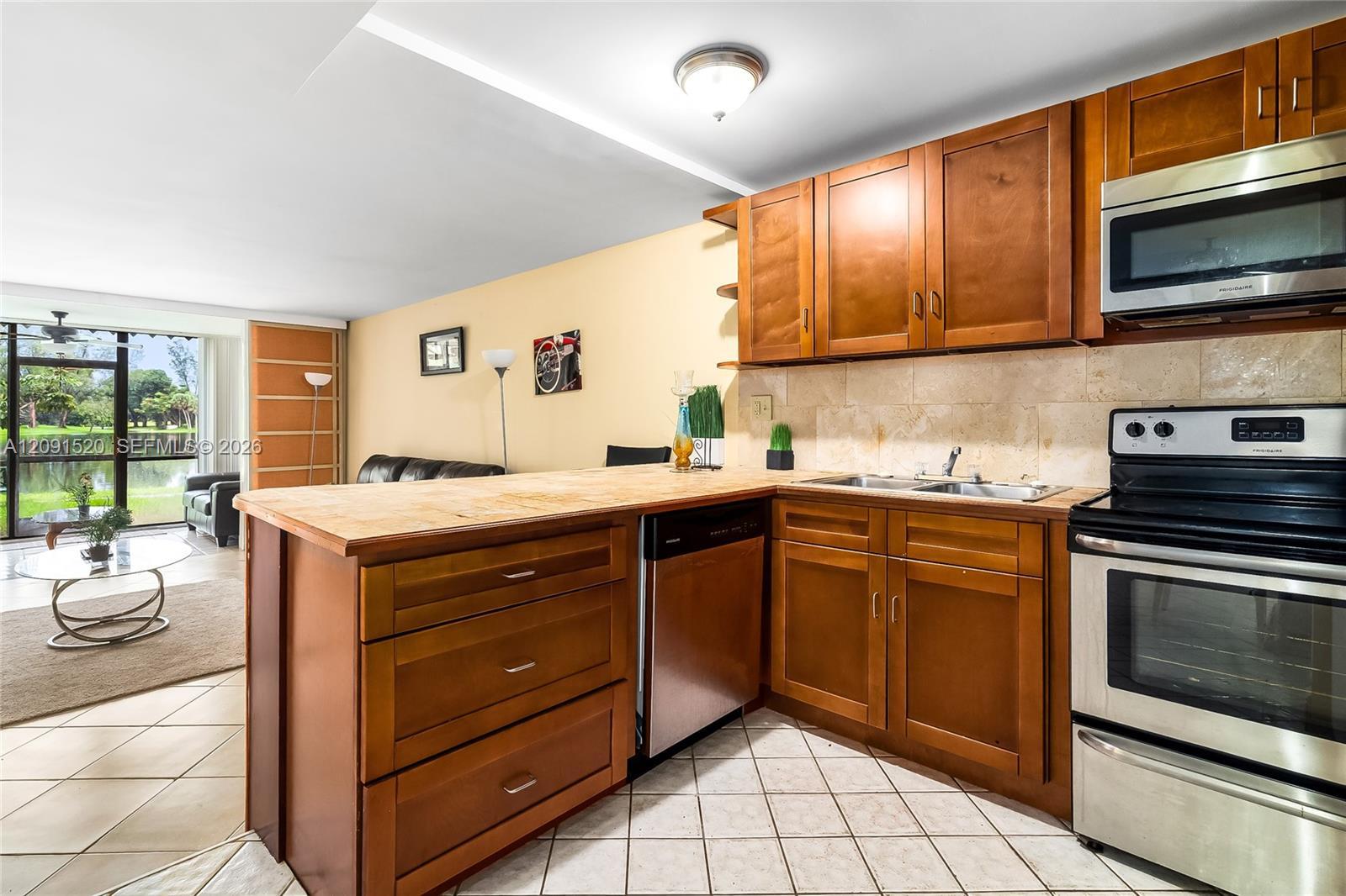 3710 Inverrary Dr # 1D, Lauderhill FL 33319