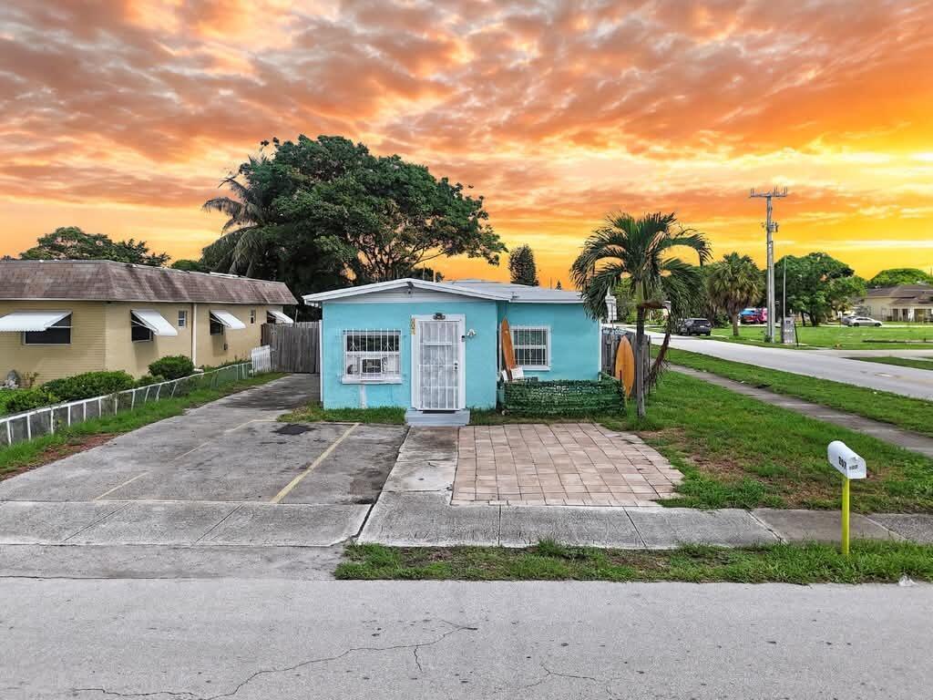 207 SW 4TH Street, Deerfield Beach FL 33441