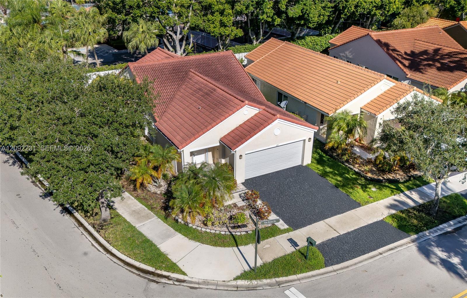 890 San Remo Dr, Weston FL 33326