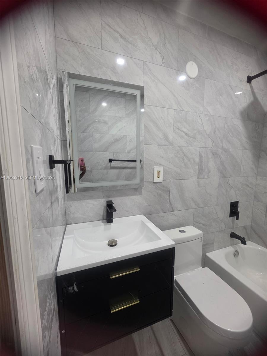 9624 NW 24, Miami FL 33147