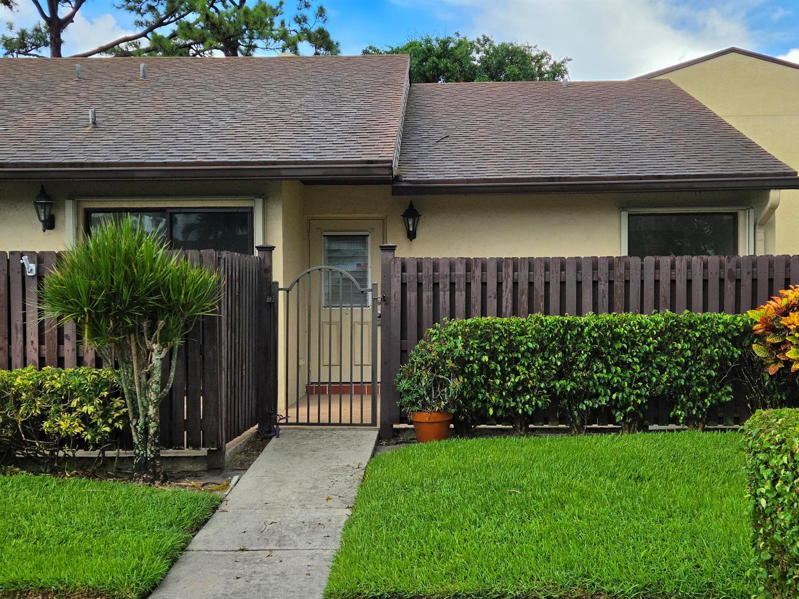 625 SEA PINE Way # H, FL 33415