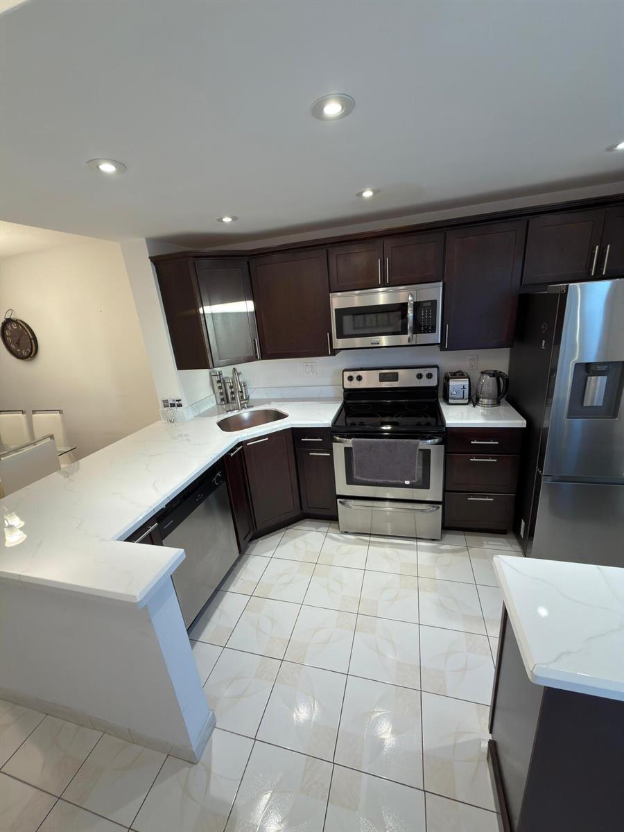450 PARADISE ISLE Boulevard # 201, Hallandale Beach FL 33009
