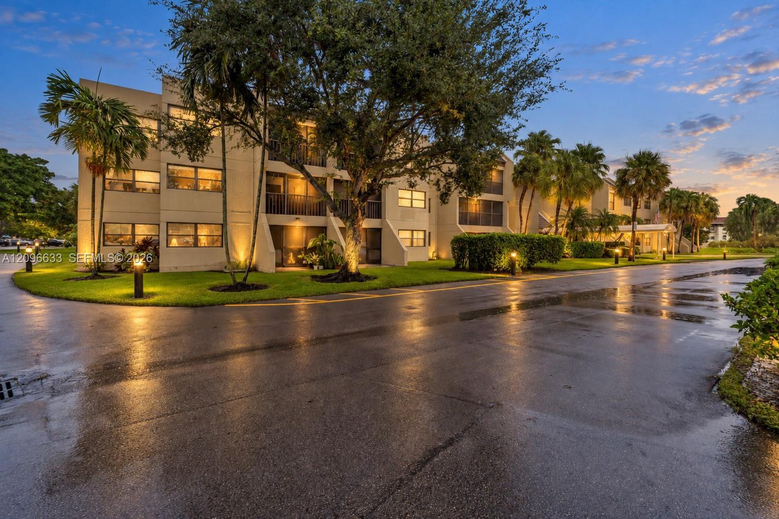 220 Lakeview Dr # 205, Weston FL 33326