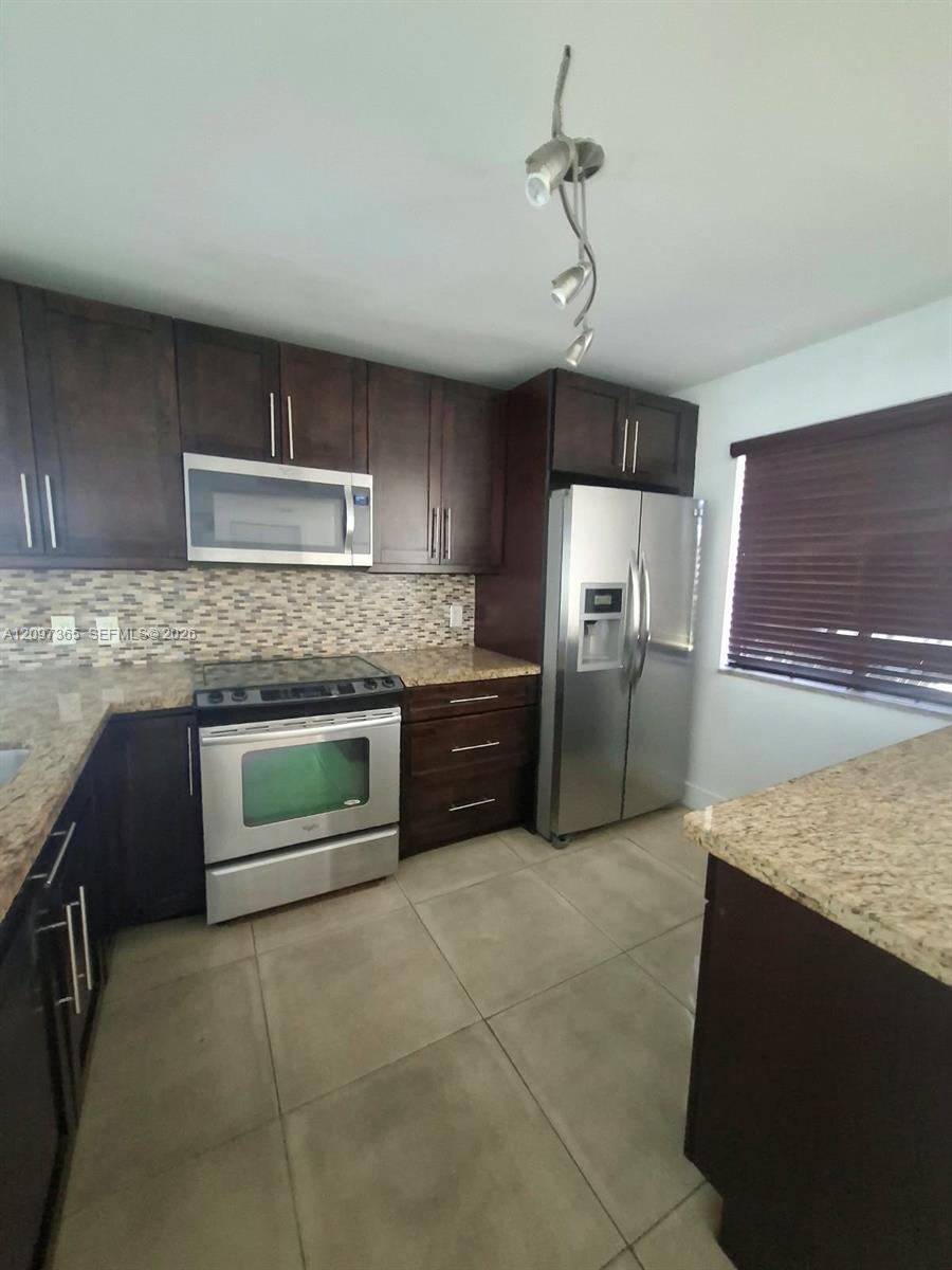 320 Racquet Club Rd # 104, Weston FL 33326