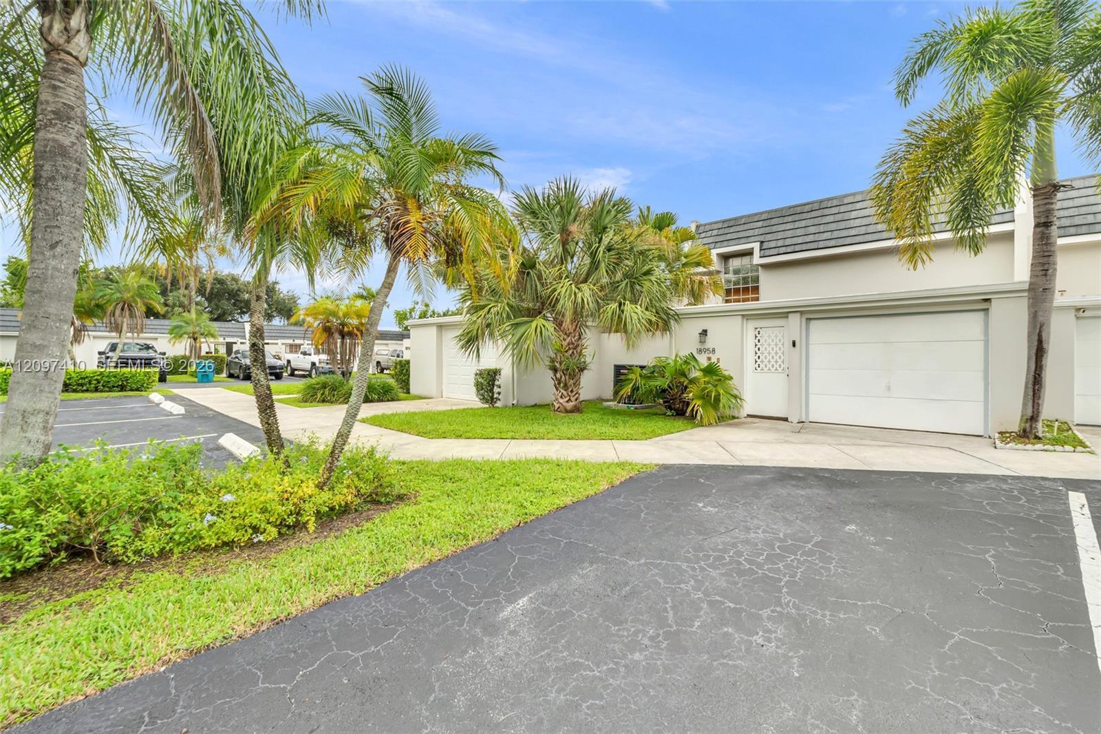 18958 Bobolink Dr, Hialeah FL 33015