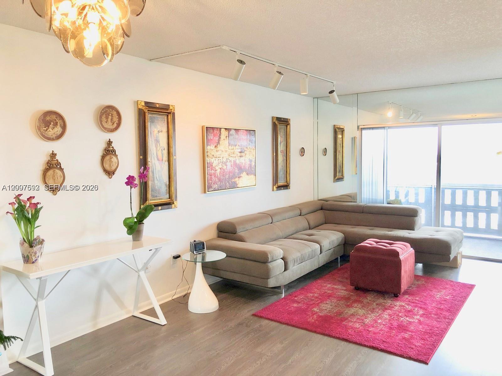 4001 Hillcrest Dr, Hollywood FL 33021
