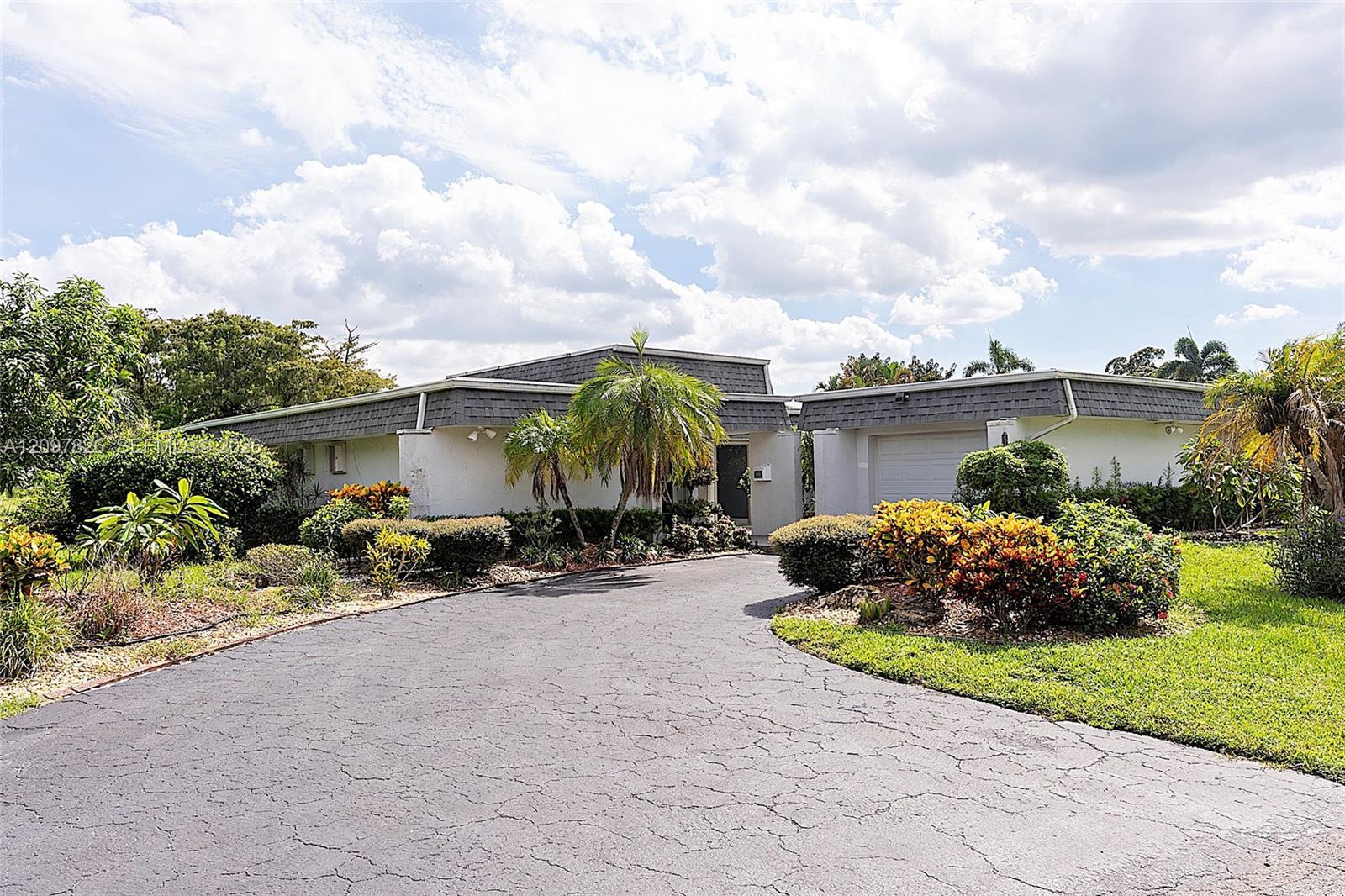 5010 Banyan Ln, Tamarac FL 33319