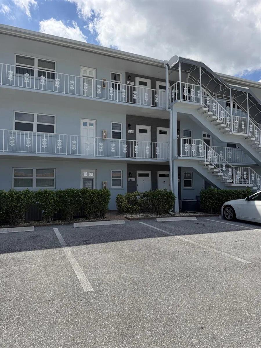 120 LEHANE Terrace # 105, North Palm Beach FL 33408
