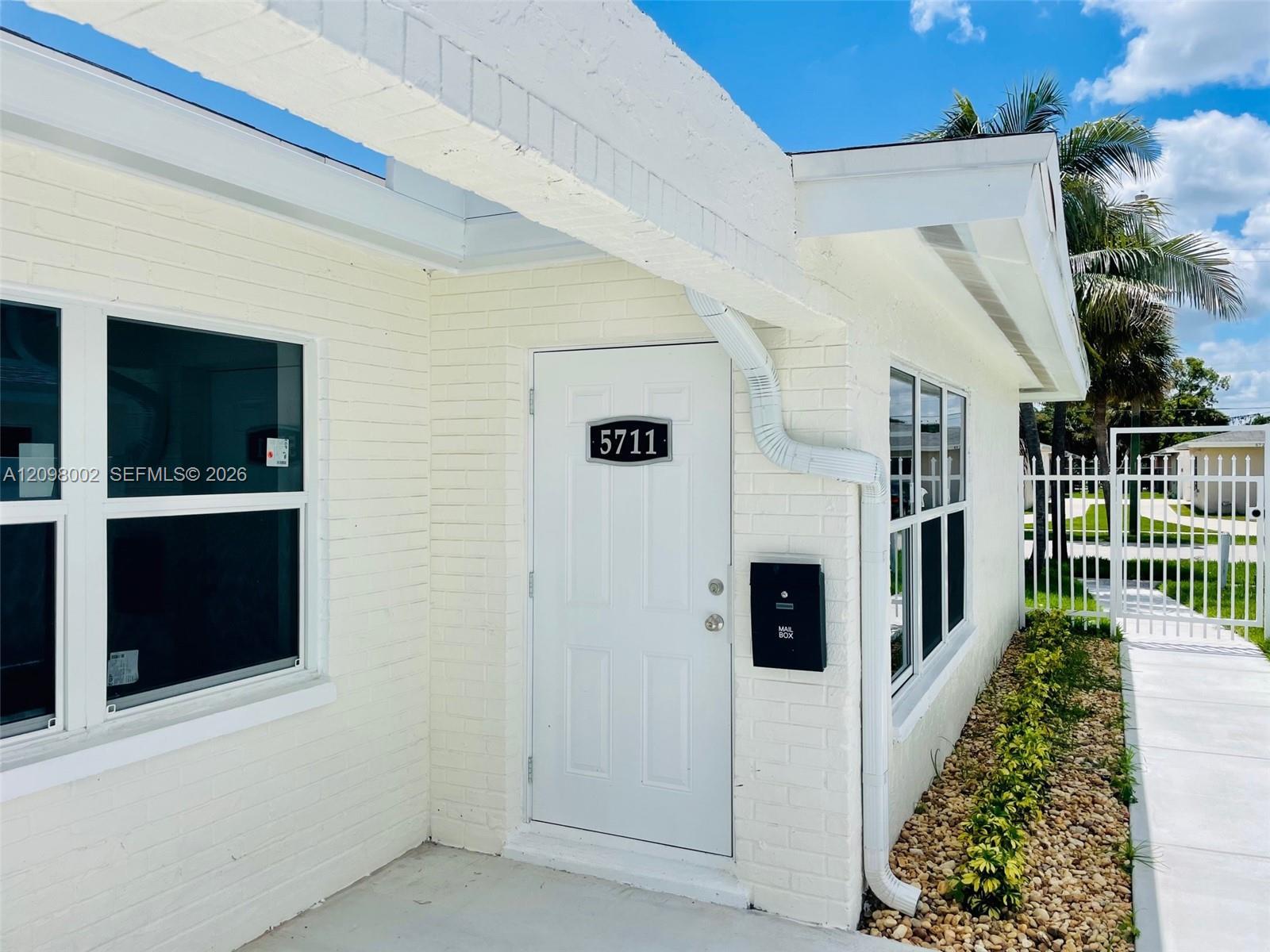 5711 NW 28th St # 5711, Lauderhill FL 33313