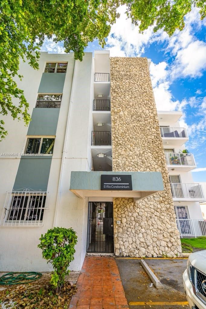 836 SW 1st St # 403, Miami FL 33130