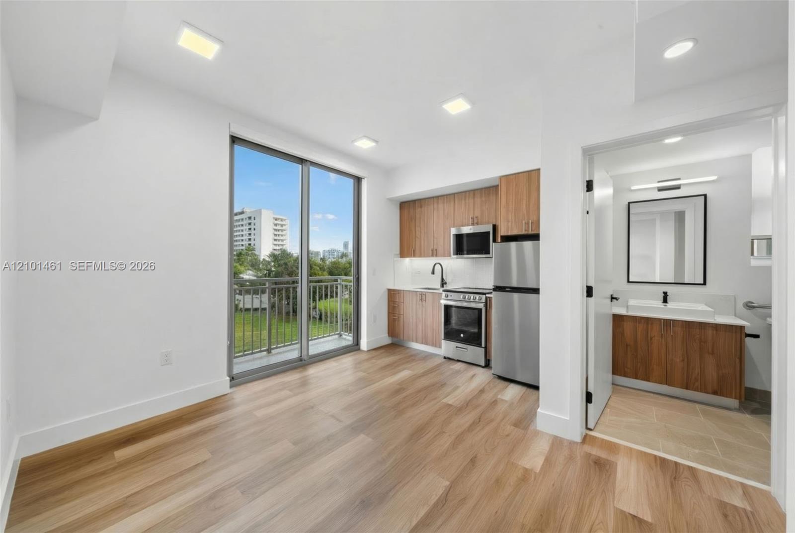 650 SW 1st St # 406, Miami FL 33130