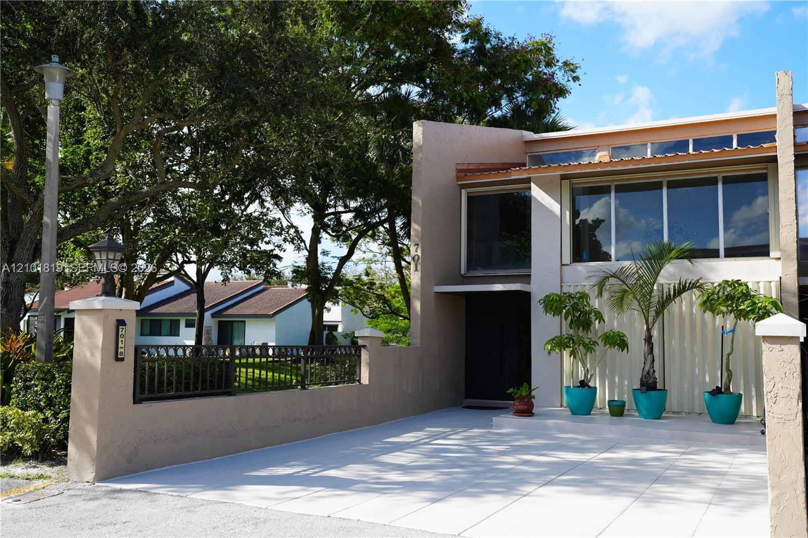 701 E Coco Plum Cir # 8, Plantation FL 33324