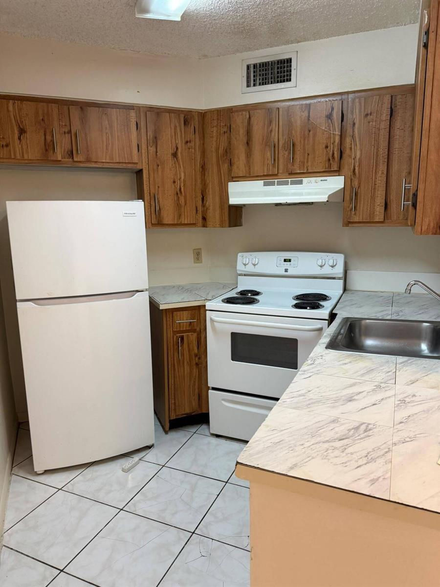 216 LAKE POINTE Drive # 222, Oakland Park FL 33309