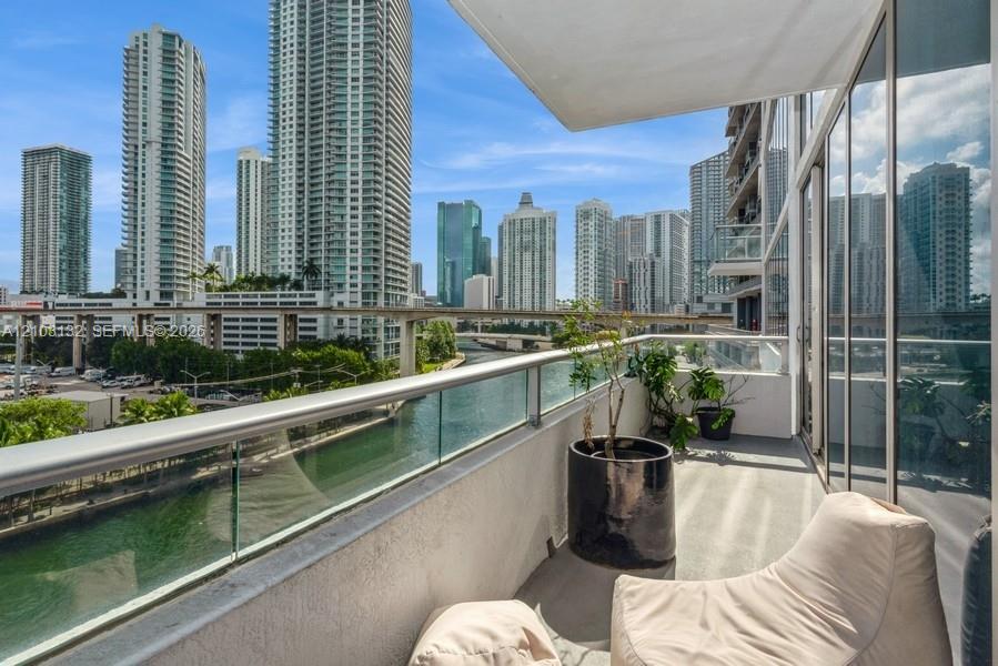 185 SW 7th St # 703, Miami FL 33130