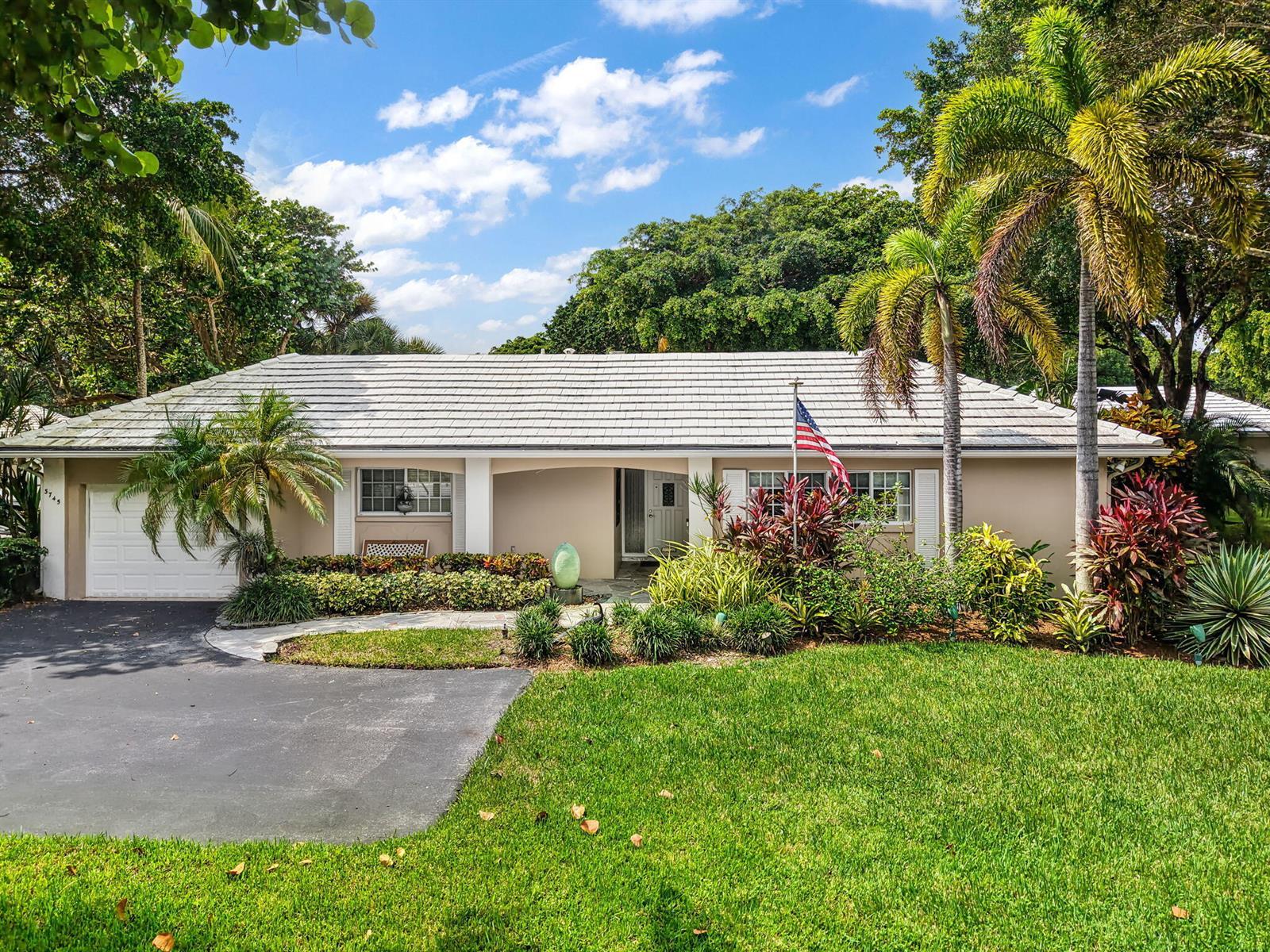 3745 OAKS CLUBHOUSE Drive # 8, Pompano Beach FL 33069