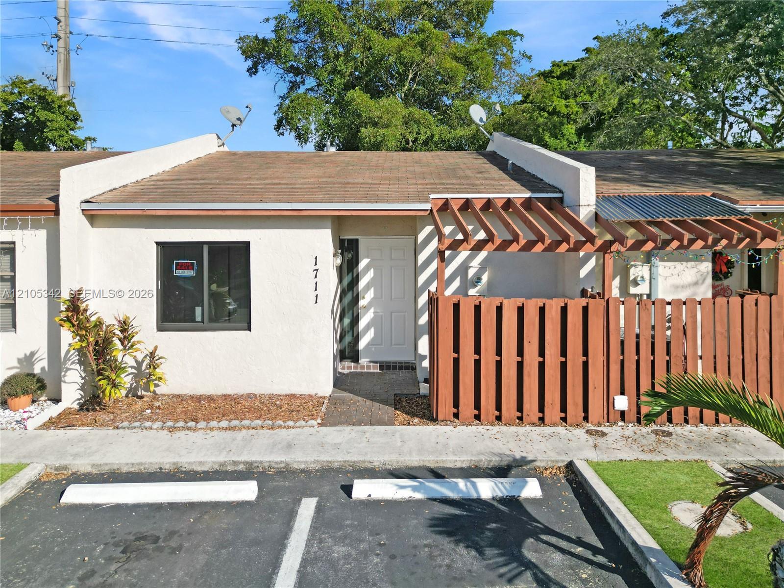 1711 NW 92nd Ave, Pembroke Pines FL 33024