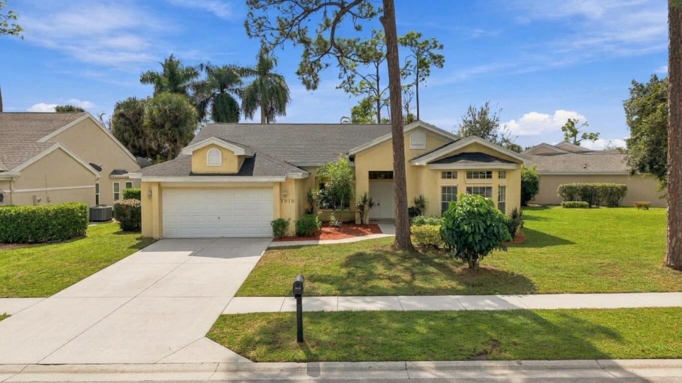 1015 LAKE BREEZE Drive, Wellington FL 33414