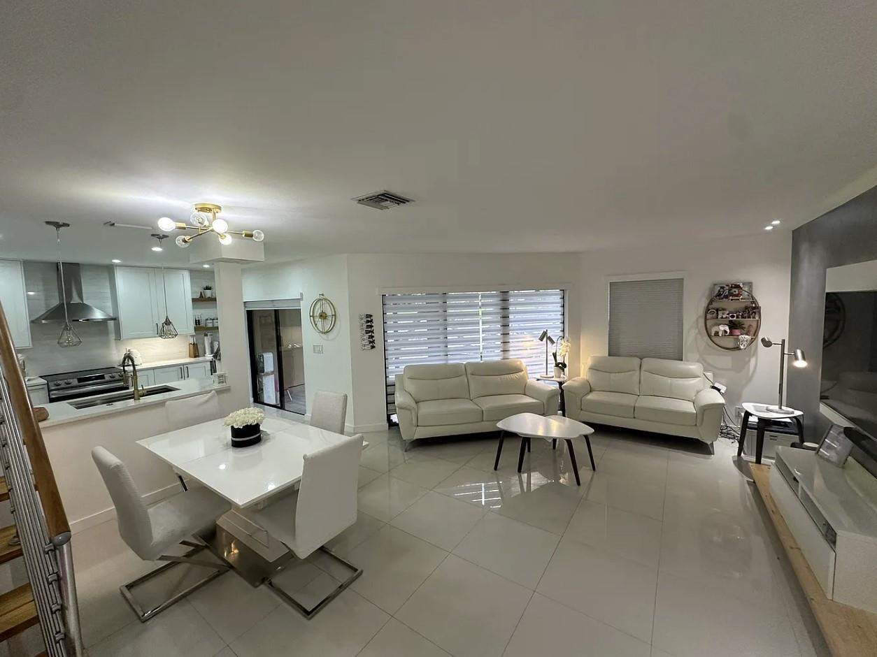 8811 W SUNRISE Boulevard, Plantation FL 33322